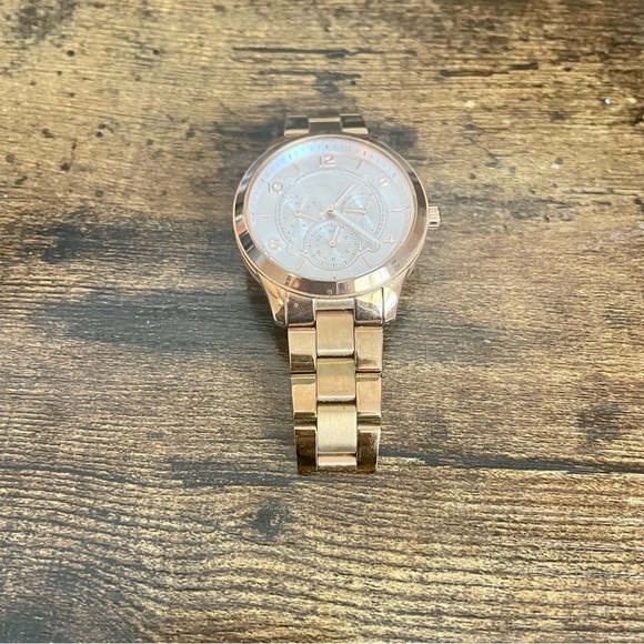 Michael Kors Runway MK6589 100mm Watch - Picture 2 of 7